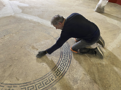 904897 Afbeelding van het restaureren van de oude terrazzovloer uit 1901 door restaurator Zoltán Varró in het ...